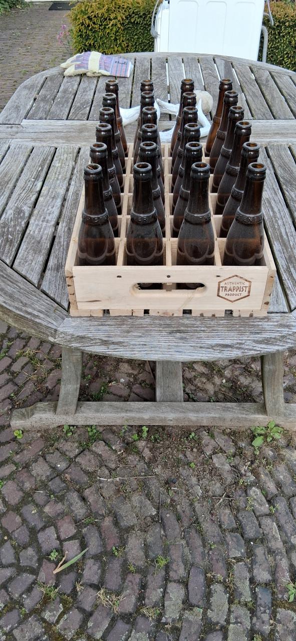 Mooi kratje met lege flesjes Westvleteren