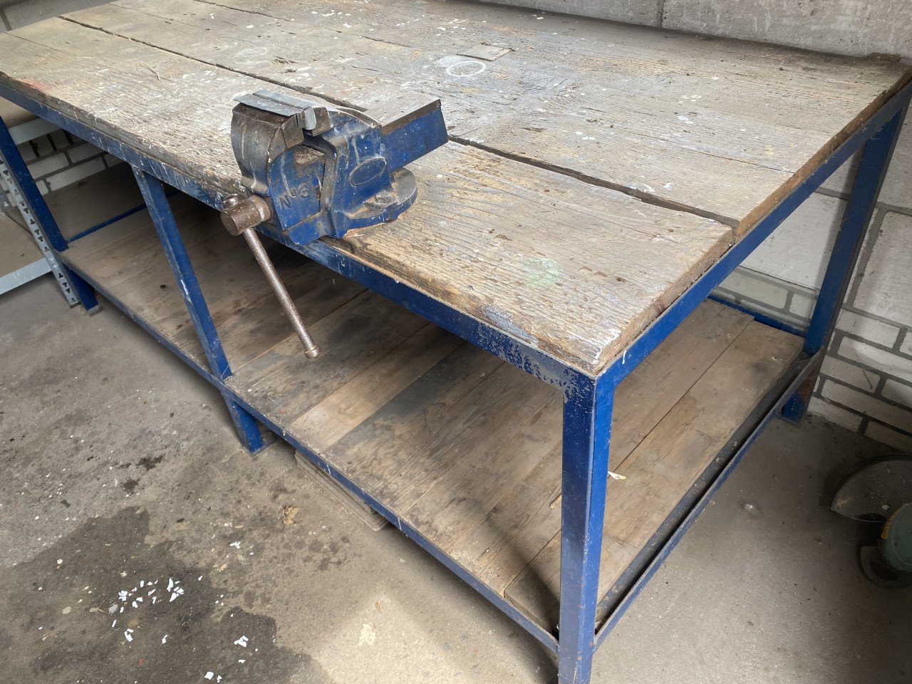 Garage/schuur werkbank met bankschroef