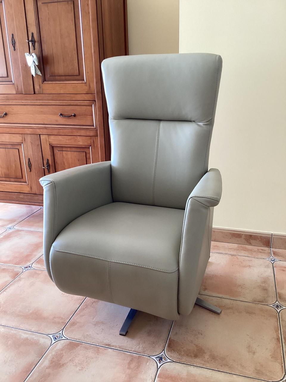 Prominent fauteuil sta op stoel ZGAN