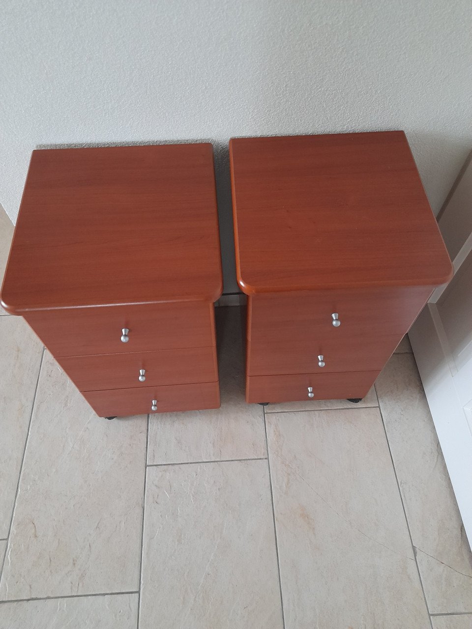 2 Nachtkastjes 38 x 40 x 65H (z.g.a.n.)