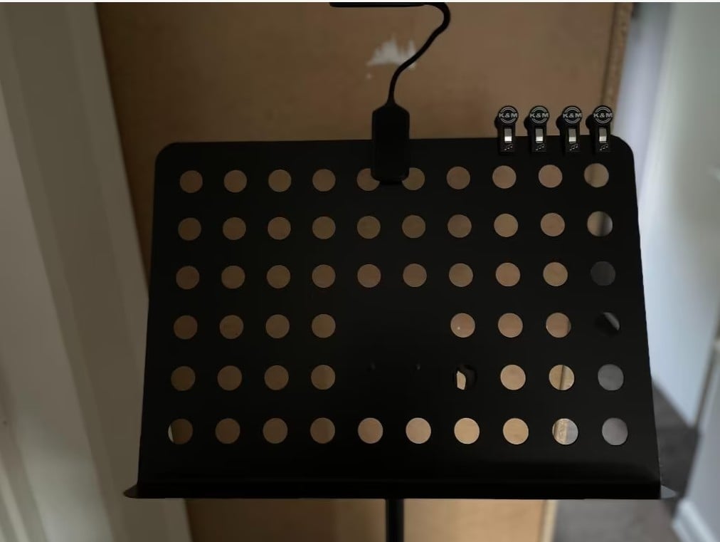 Mooie muziekstandaard met lampje en bladmuziek klemmetjes