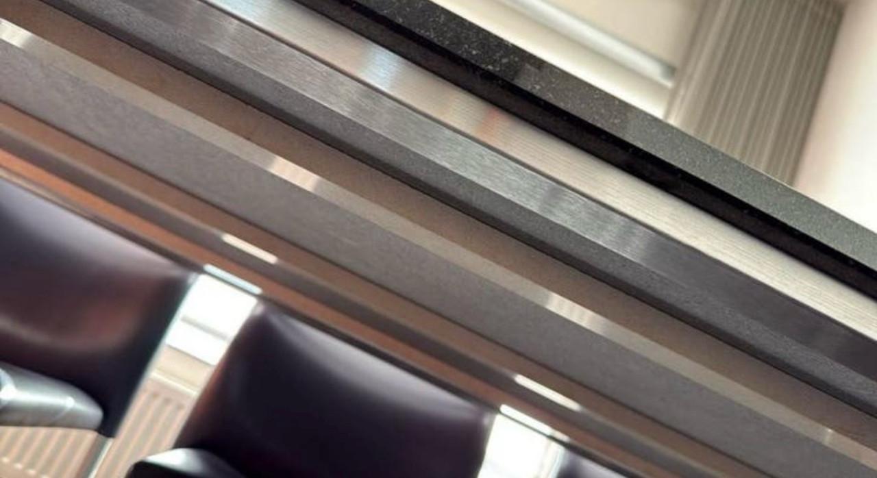 Eettafel granieten blad