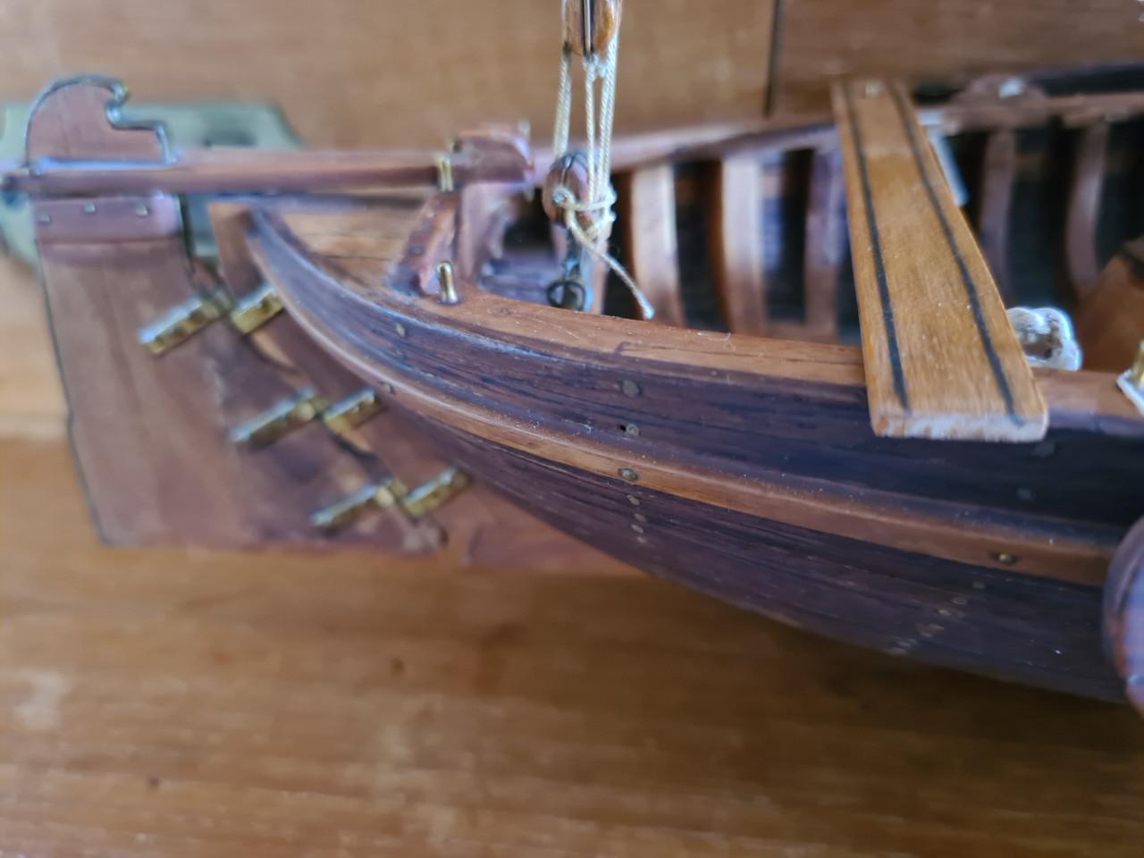 Dit is een gedetailleerd houten model van een Nederlandse Zuiderzee Botter.