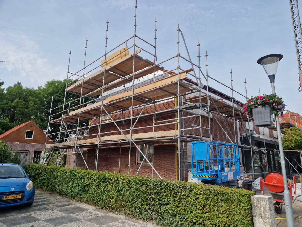 Stalen Layher steiger te huur/Steiger voor complete woning te huur.