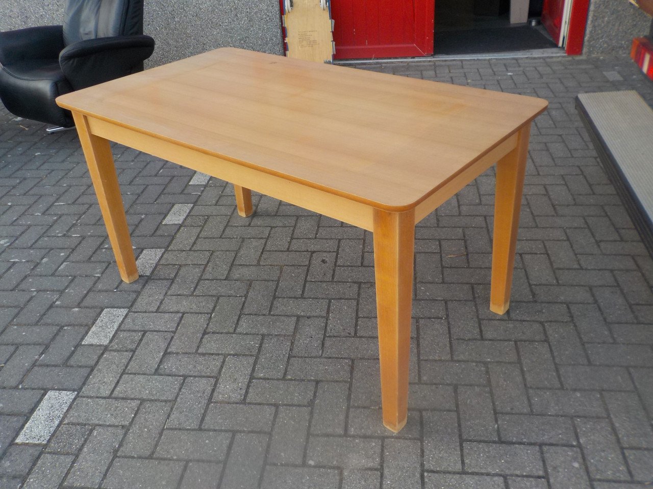 Stevige blanke tafel 80 x 140 cm in goede staat