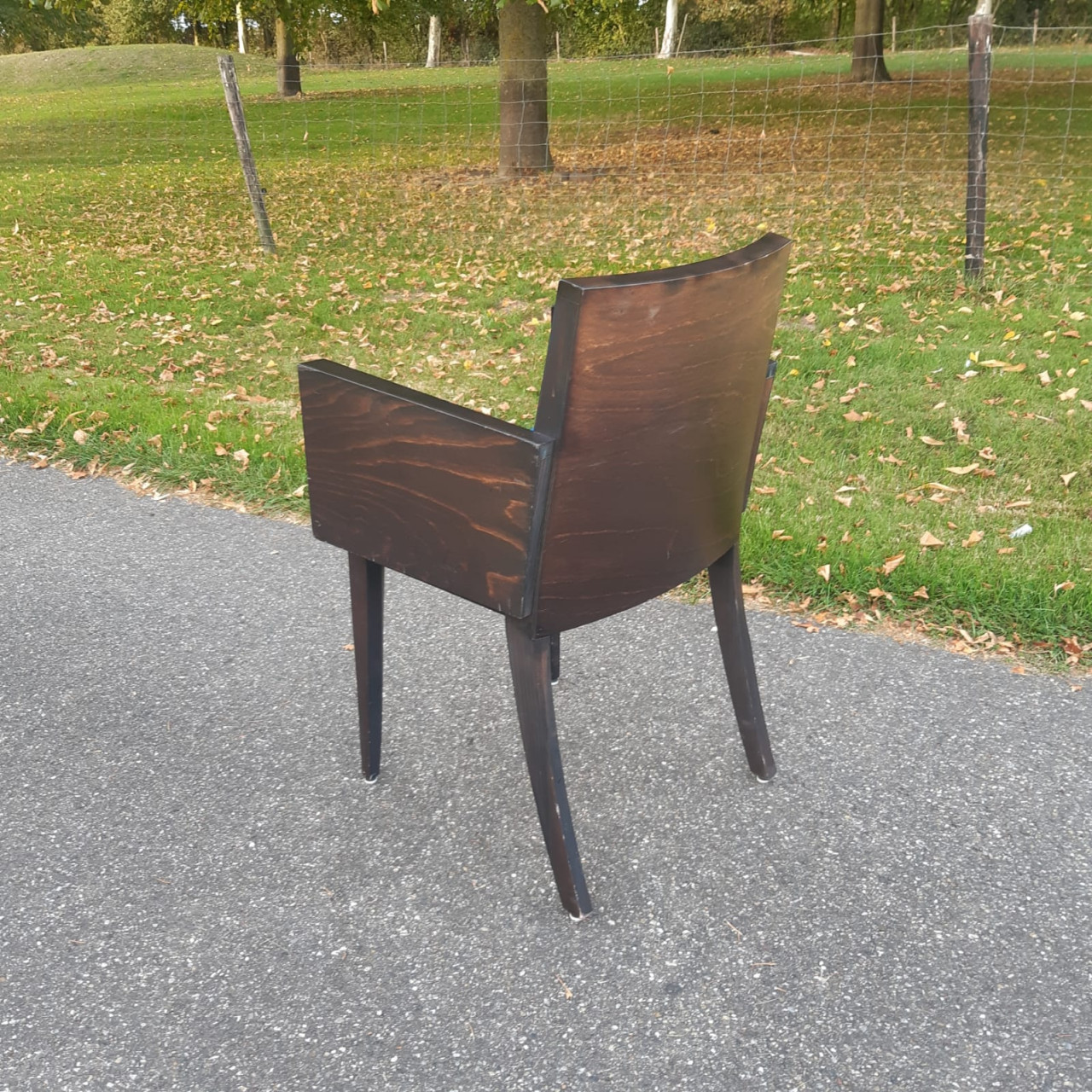 In goede staat verkerende houten stoelen.