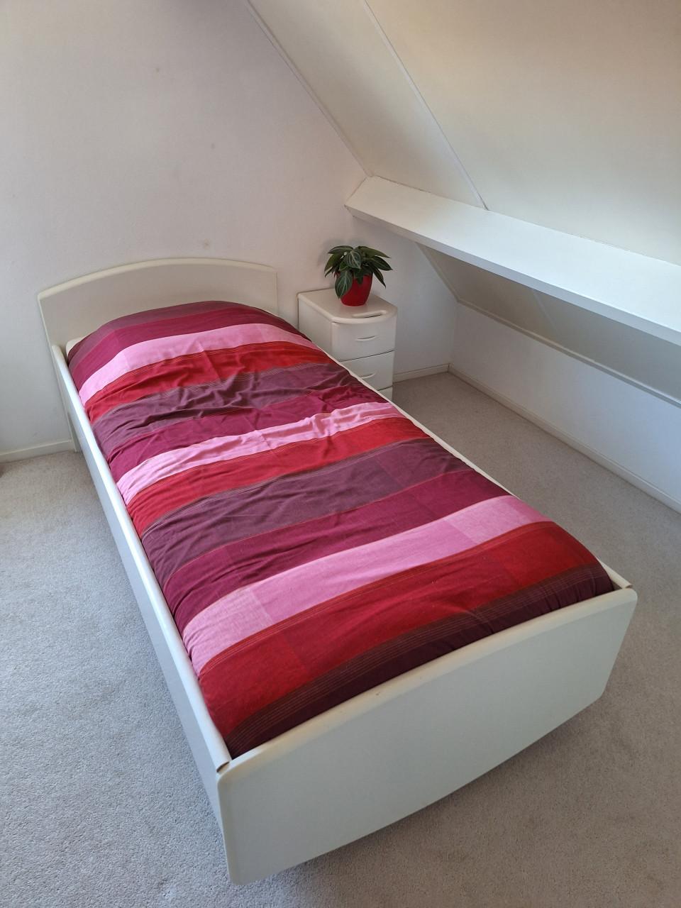 1 persoons bed inclusief nachtkastje