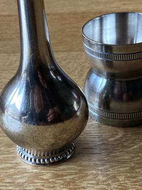 Zilveren vaasje en eierdop