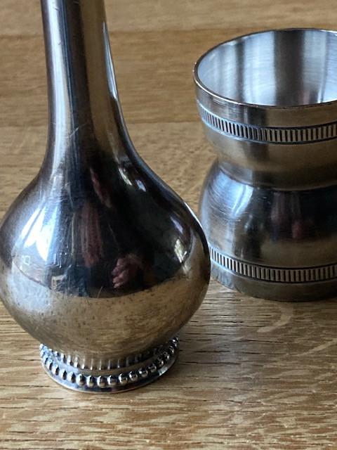 Zilveren vaasje en eierdop