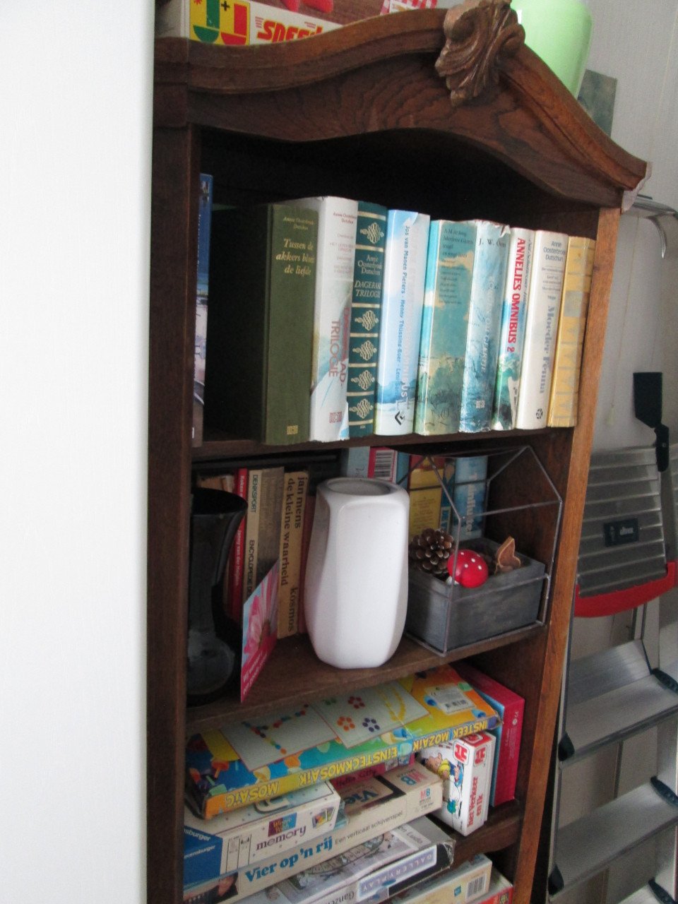 Buikkasje met opstaande boekenkast