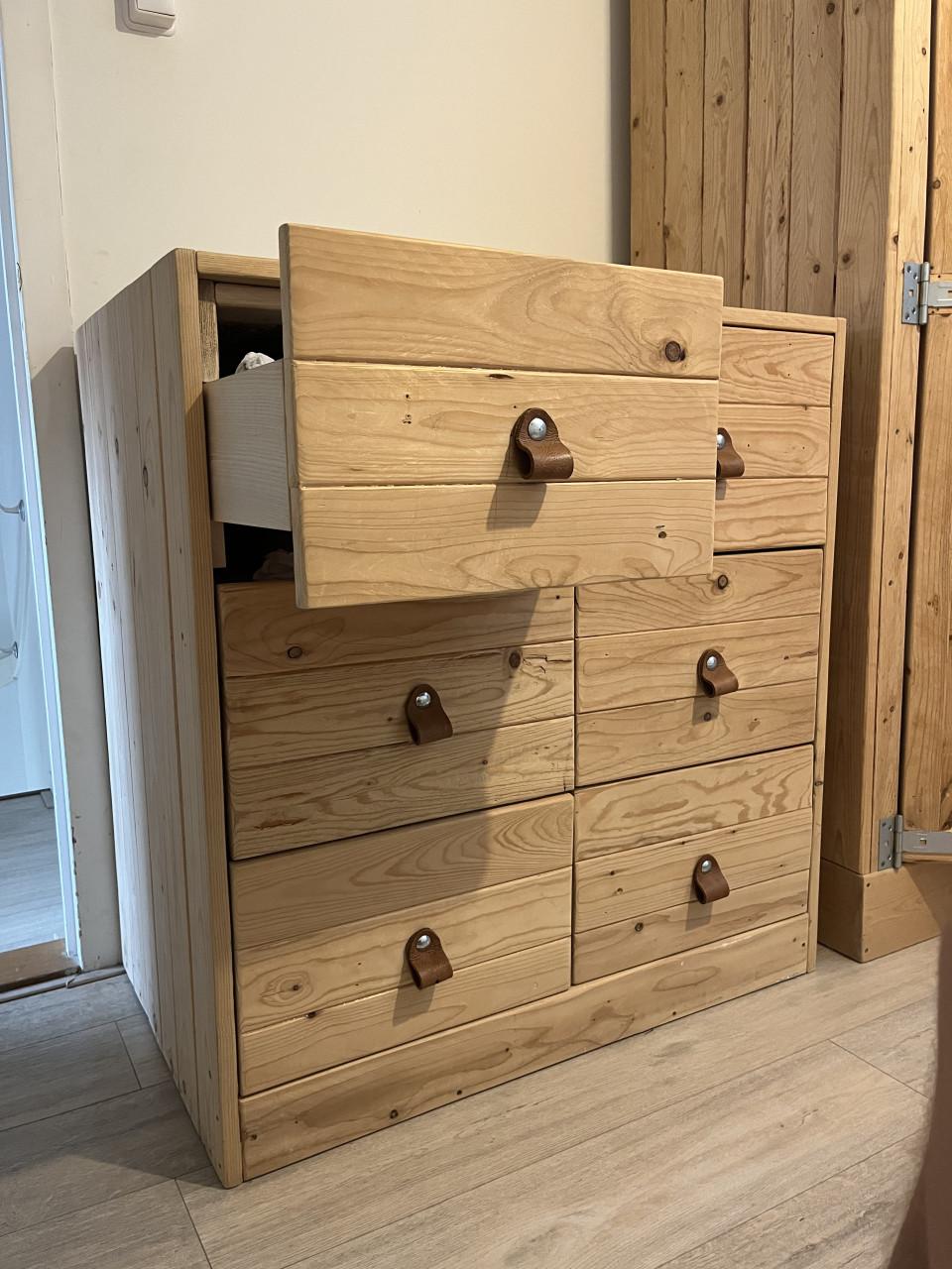 Robuuste landelijke houten commode met 8 lades