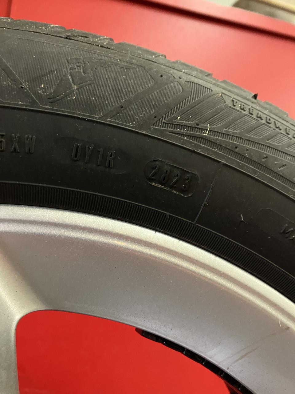 16 inch Mercedes velgenset met 4 seizoenbanden