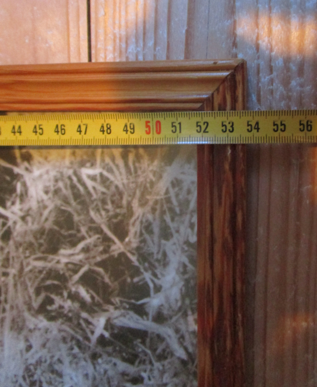 Lijst met moeder en kind achter ontspiegeld glas 74x54cm.