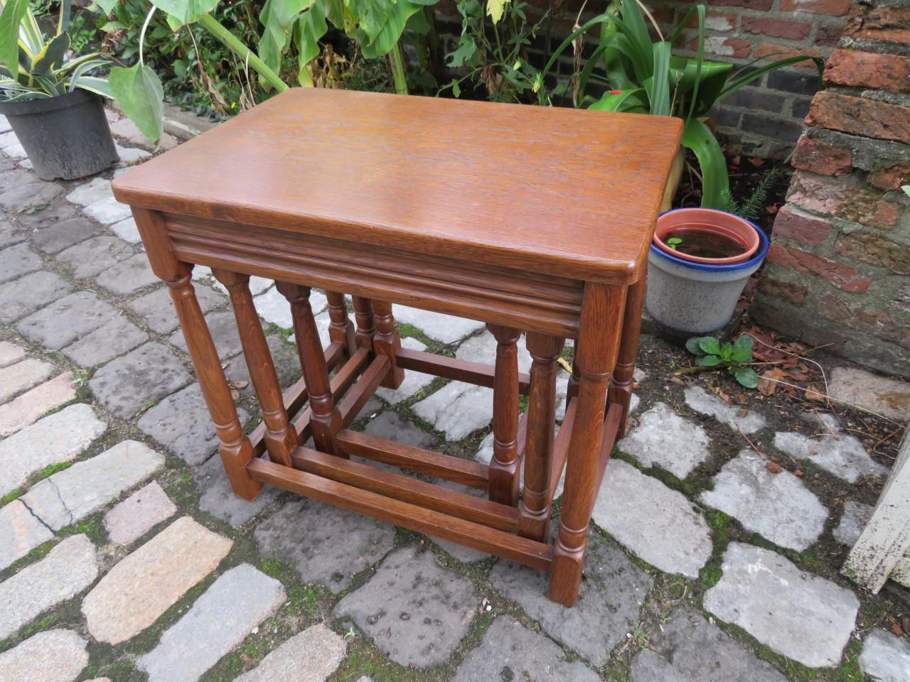 Set van drie Franse eikenhouten bijzettafels uit de jaren 60, Louis XIII