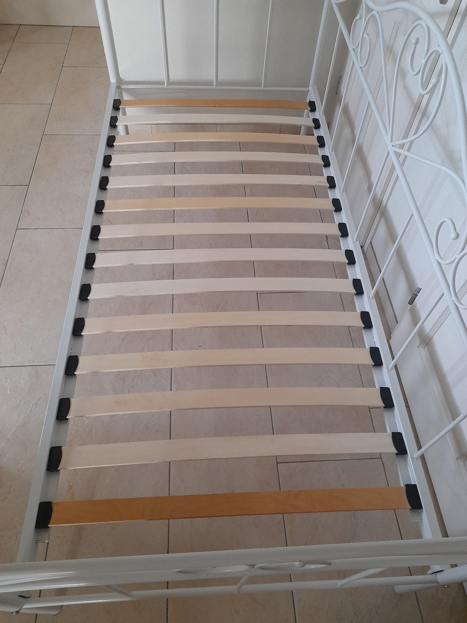 Metalen 1 Persoons bed  90 x 200 (in goede staat )