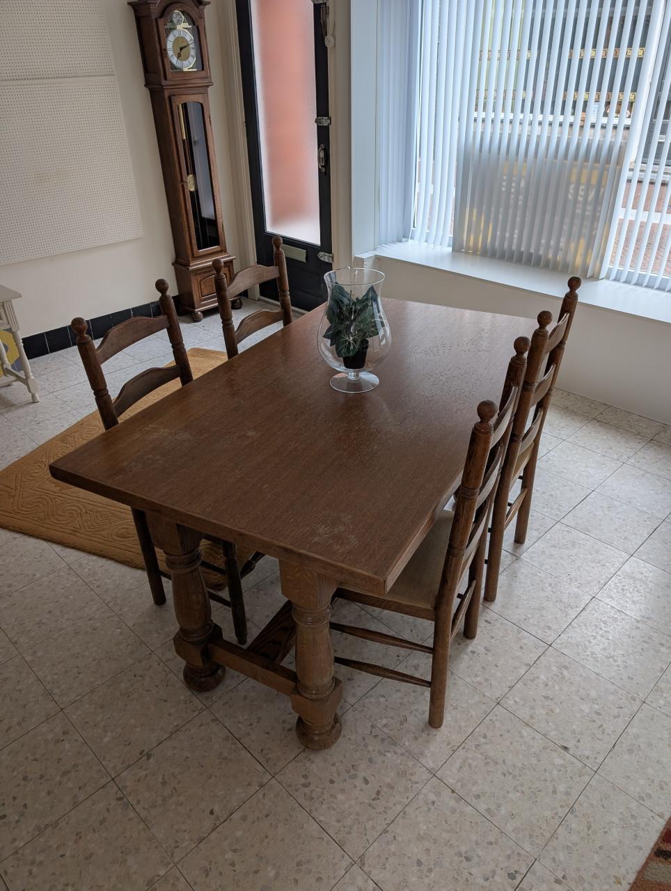 Tafel met 4 stoelen