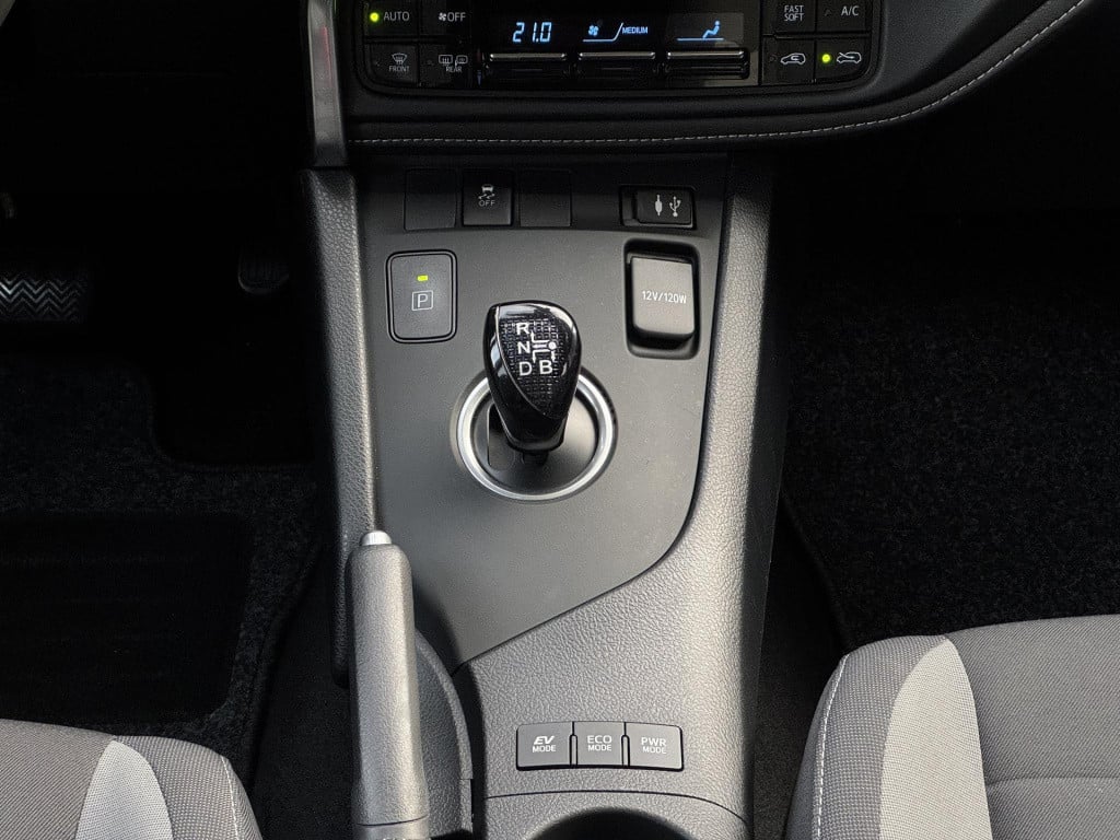 Toyota Auris 1.8 hybrid dynamic | trekhaak | navigatie | camera | keyless e