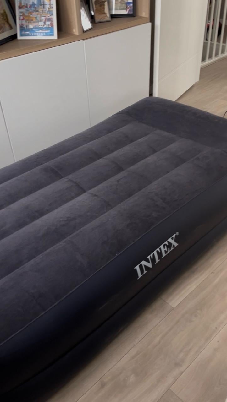 Luchtbed met ingebouwde pomp