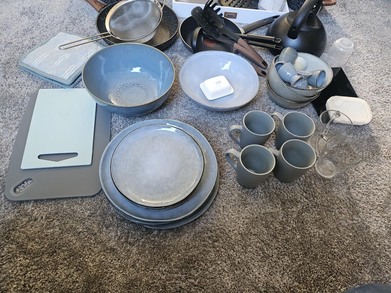 Camping set (pannen, borden, etc).
