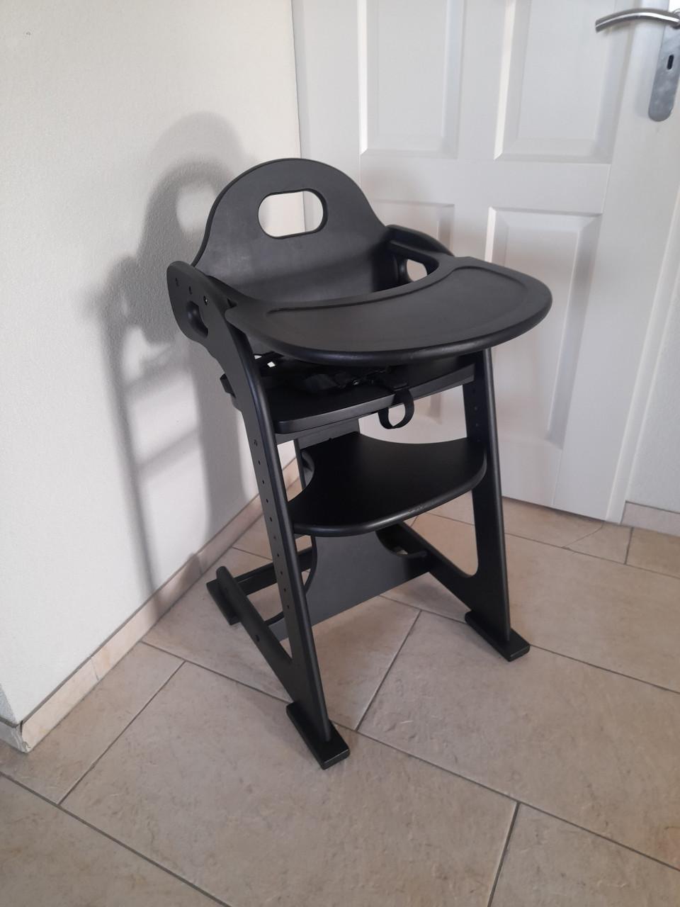 Mooie zwarte kinderstoel met gordel (in goede nette staat )