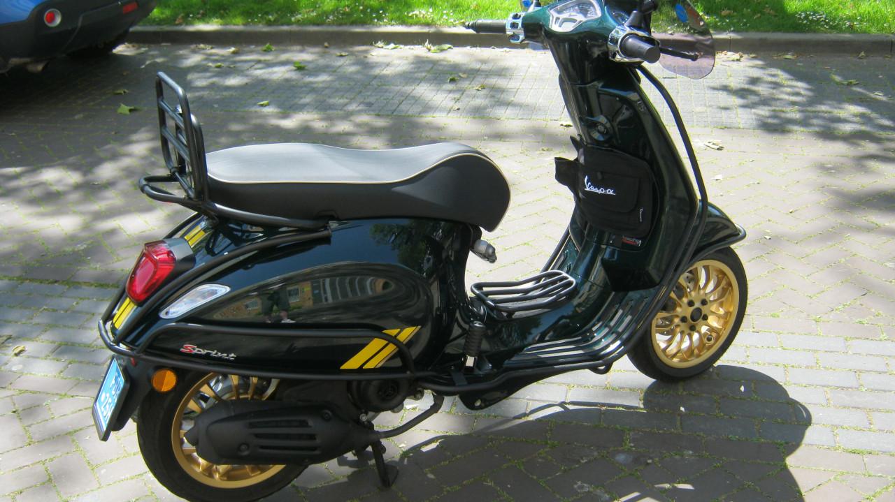 TE KOOP VESPA SPRINT RACING GREEN UIT 11 DECEMBER 2020