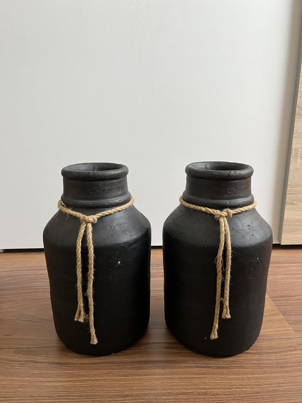Zwarte stenen vazen met touw (set van 2)