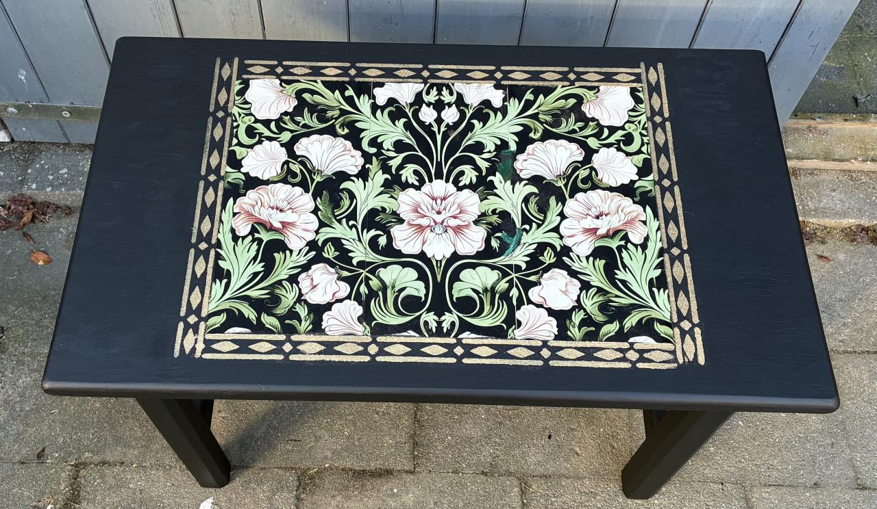 Uniek zwart bijzettafeltje met bloemendecor (decoupage)