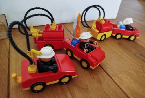 3 BRANDWEERAUTO'S  MET BRANDWEERMANNEN.