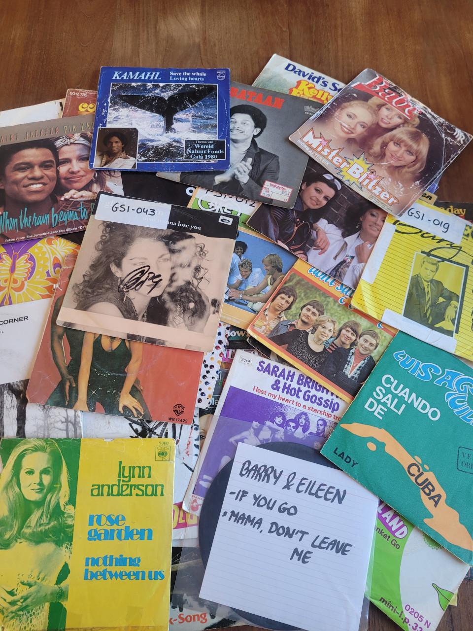 Stapel van 70 POP singles