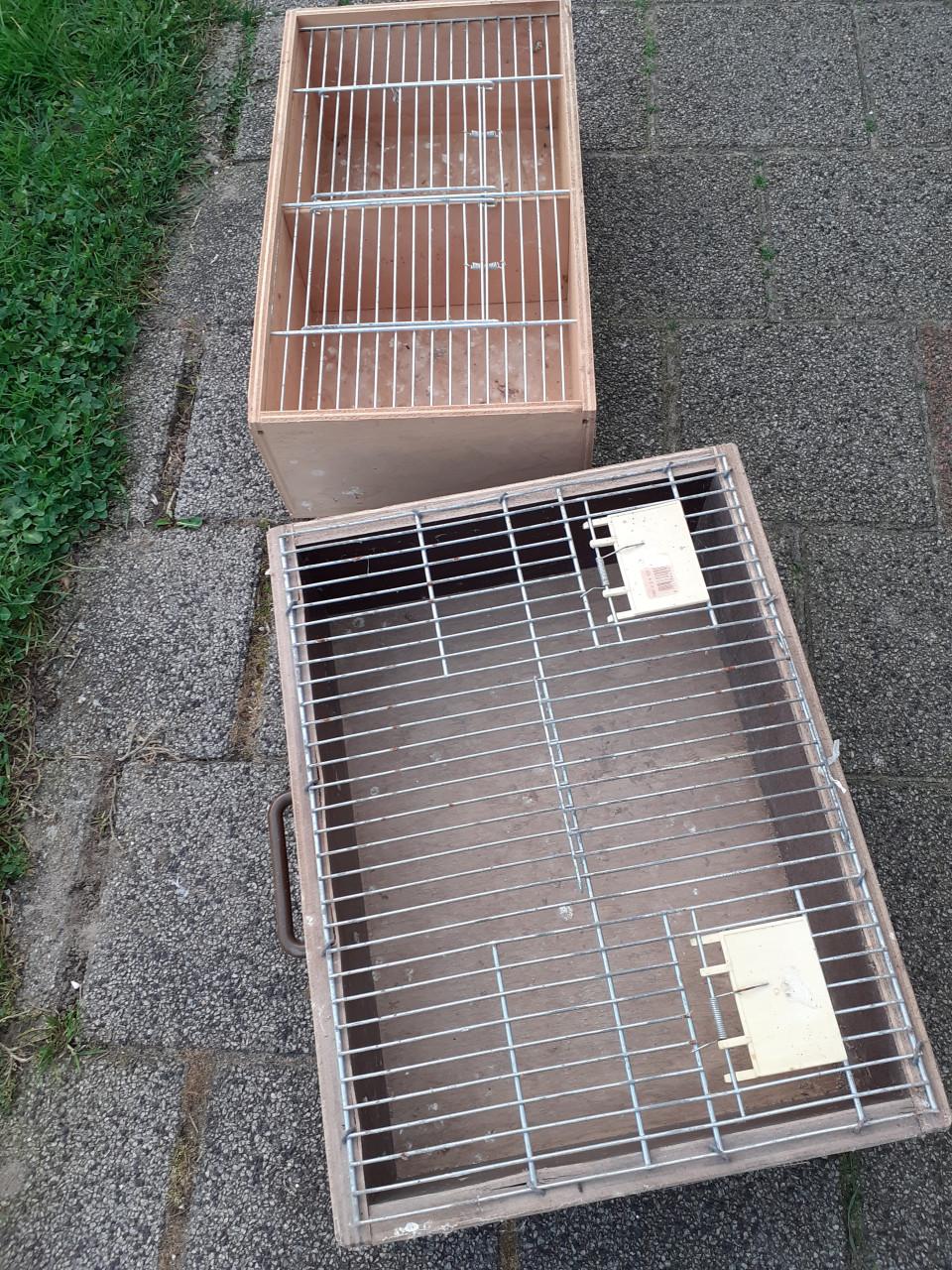 Diverse vervoersbakken voor vogels.