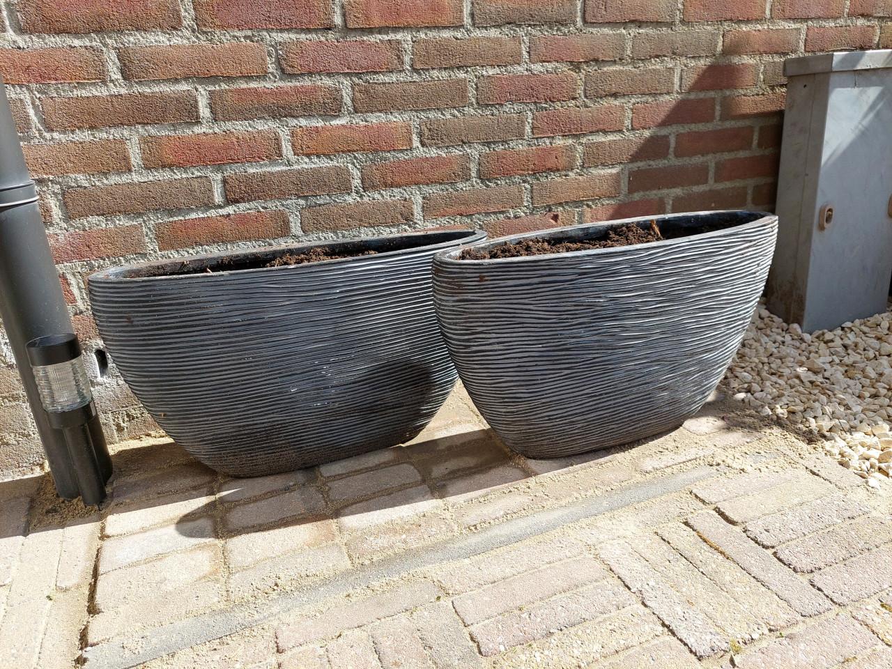 2 zwart/antraciet stenen plantenbakken in goede staat