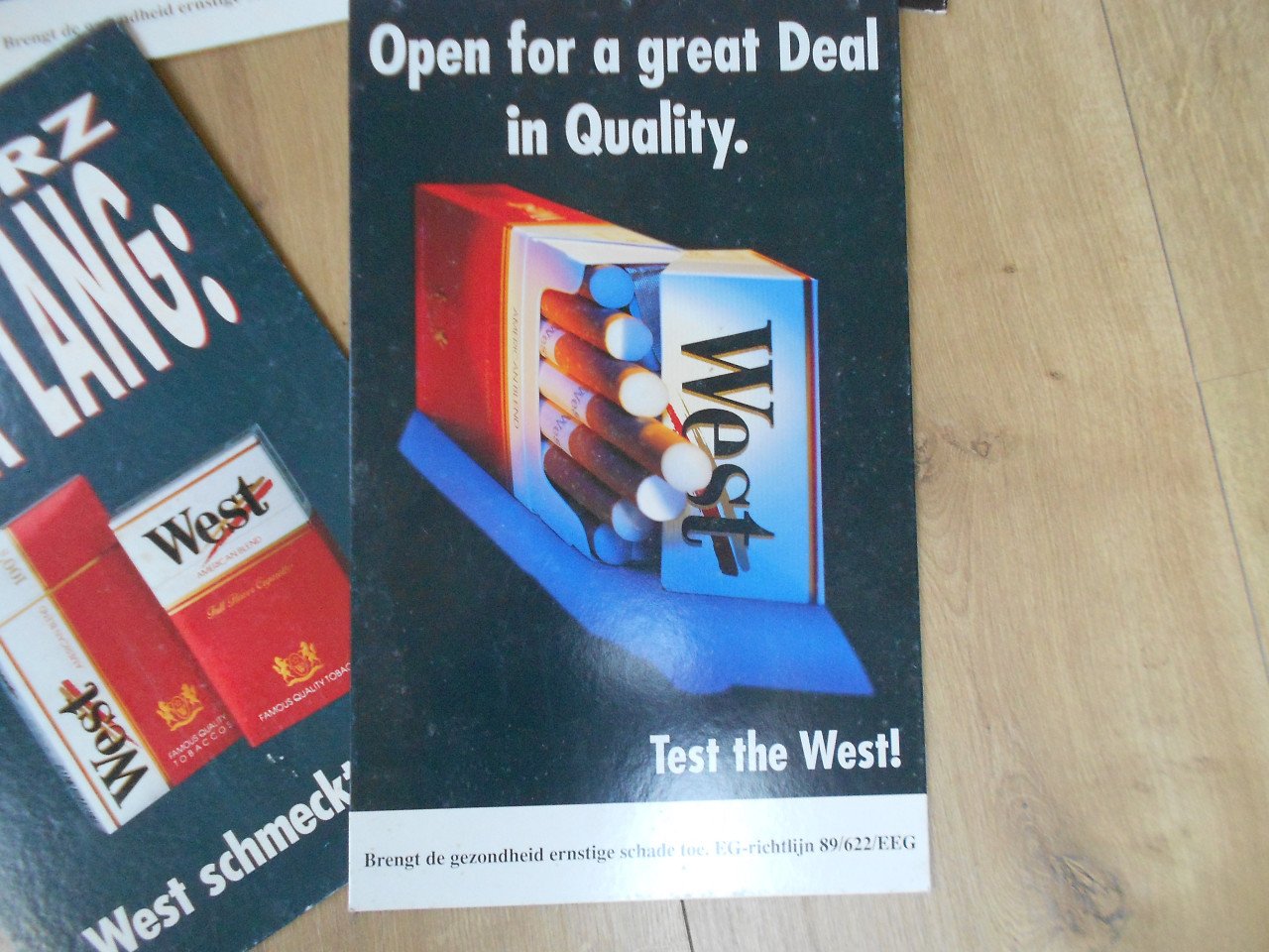 Vijf  reclameborden west cigarettes op geperst papier