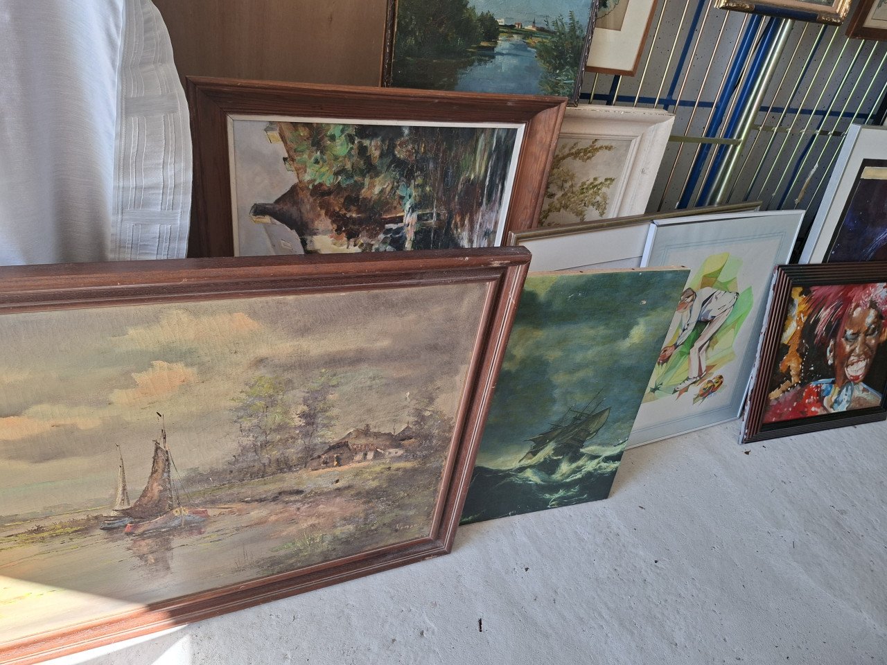 Unieke verkoop van ca 90 schilderijen (gemiddeld nog geen 5 euro per stuk)
