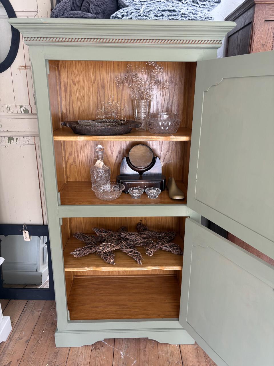 Kast met 2 deuren boven elkaar