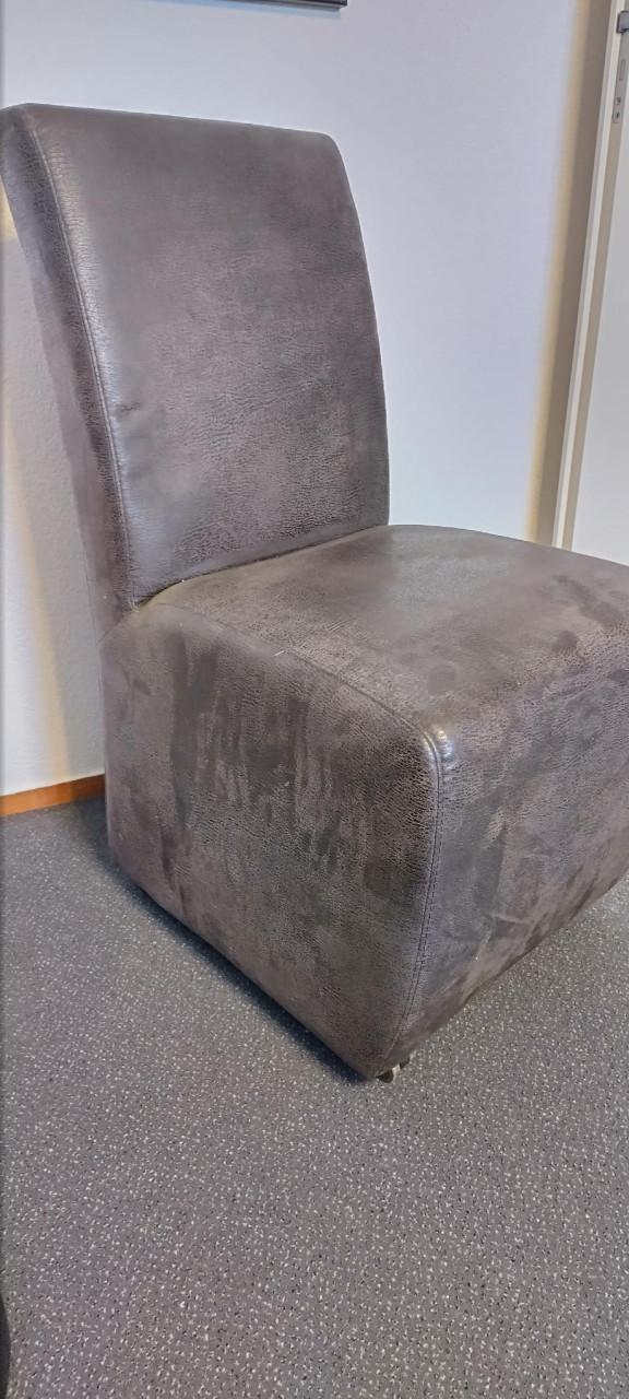 2 EETKAMER STOELEN OP WIELTJES