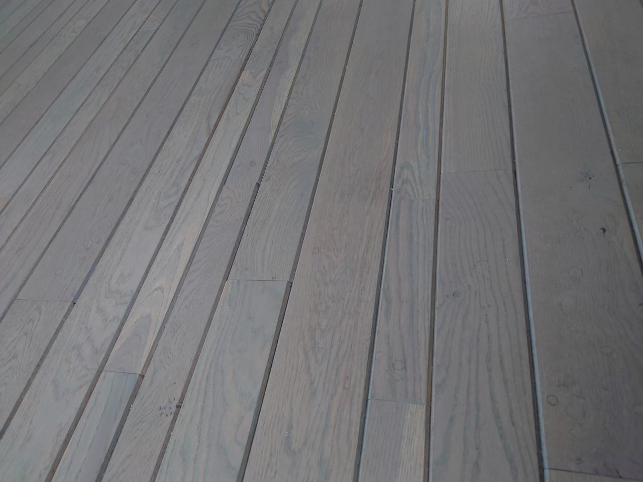 Massief eikenhouten vloer met v-groef