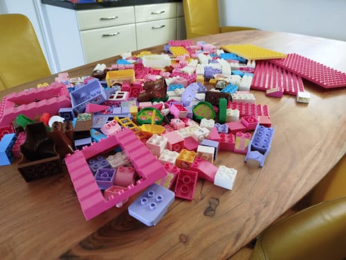 HEEL VEEL HELLO KITTY  BLOKKEN MET GROND PLATEN (WEL 3 KG)
