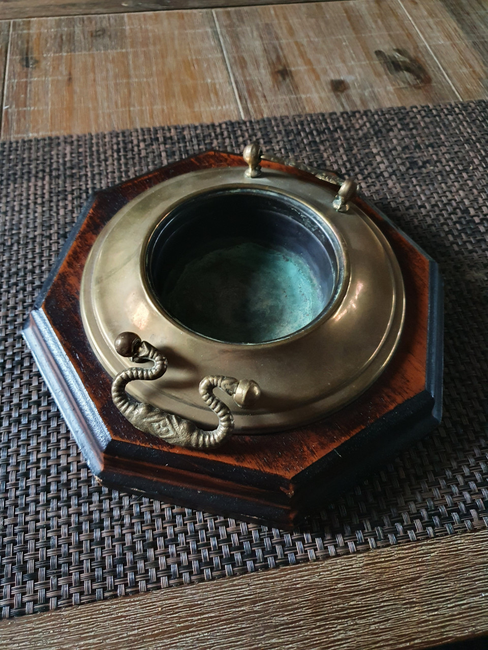 Mooie grote vintage asbak uit de jaren 70, van hout en messing...