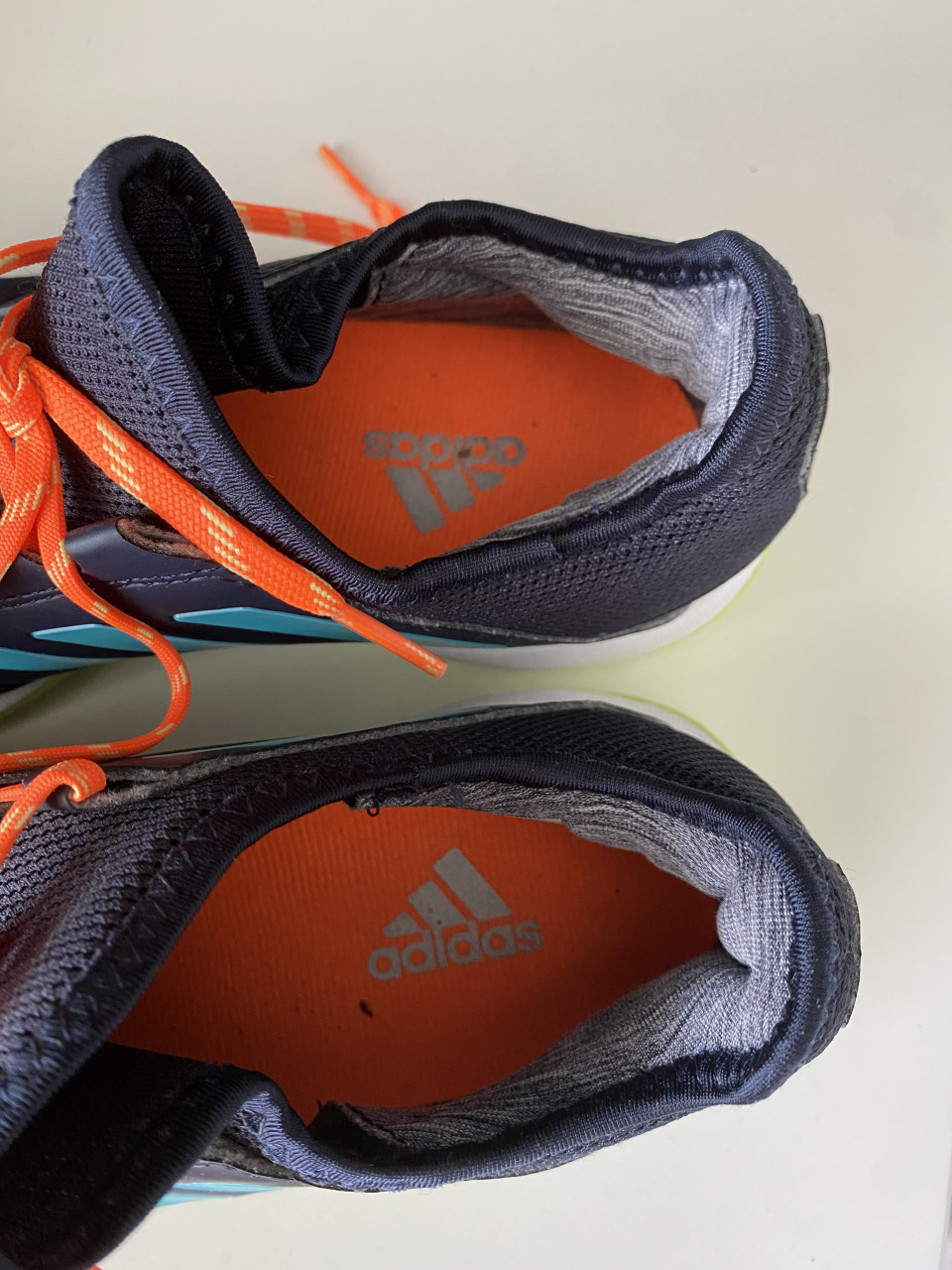 Hockey schoenen van het merk Adidas.