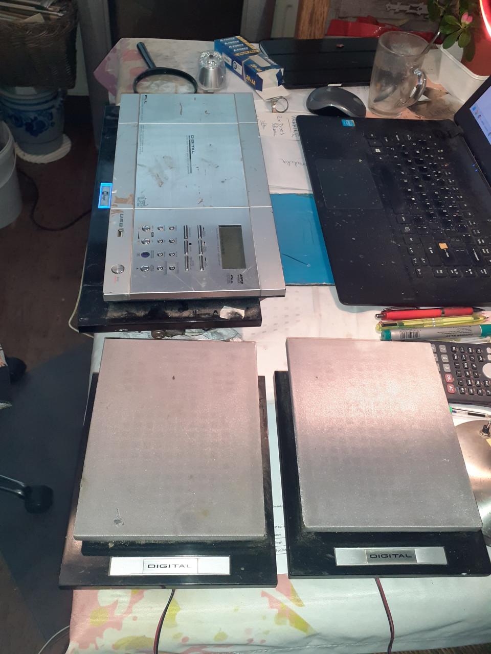 4 X Ophang..... Stereo Radio met MP3- Speler...met Boxen