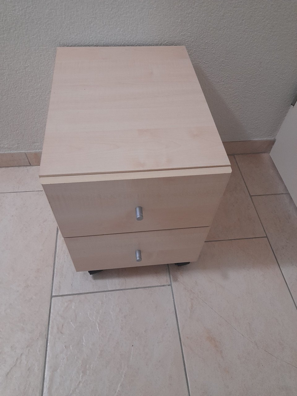 Nachtkastje 34 x 47 x 44H  ( in goede nette staat )