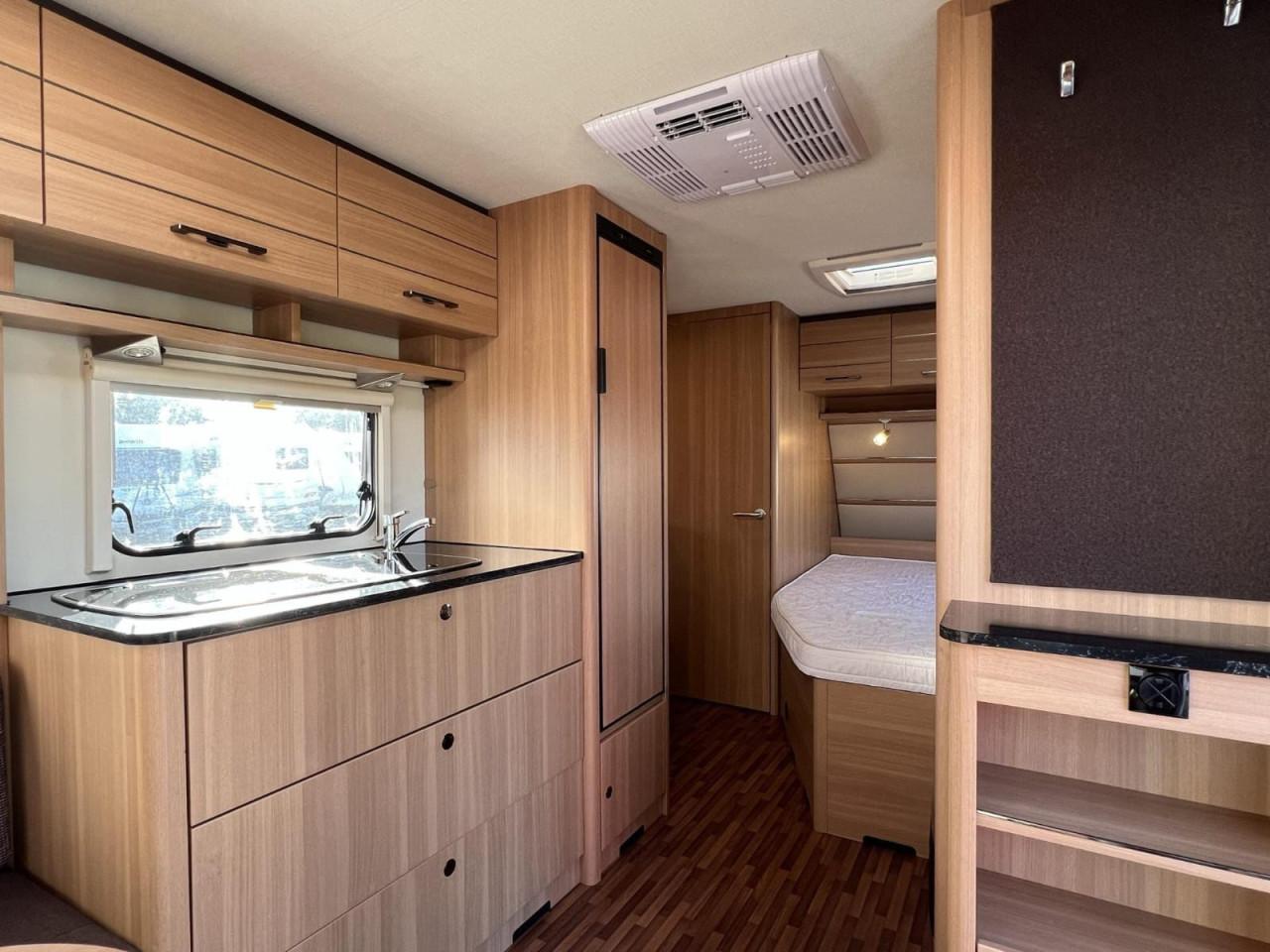 LMC Style 460D caravan, zeer compleet met mover, airco, voortent en luifel