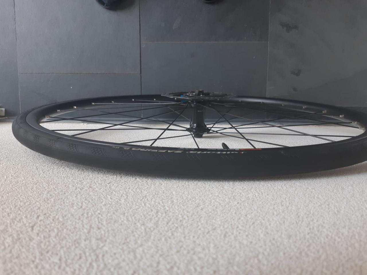 Shimano rs171 wielset met casette, banden en remschijven