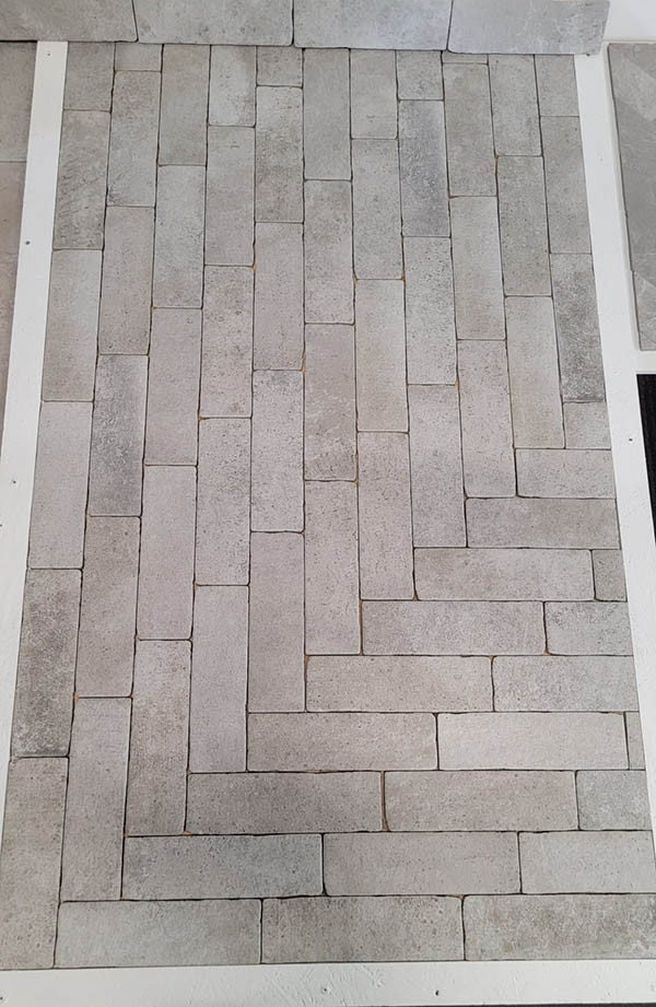 3030-2 ca 36 m² lichtgrijze klinkerstijl tegels, 7,5x25 cm,van € 84,75 voor