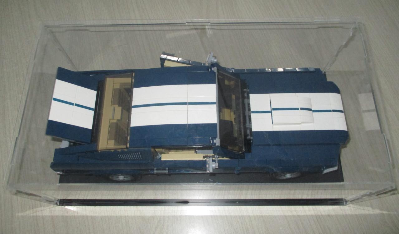 2x Ford Mustang  500GT    in mooie vitrine   (technic lego)