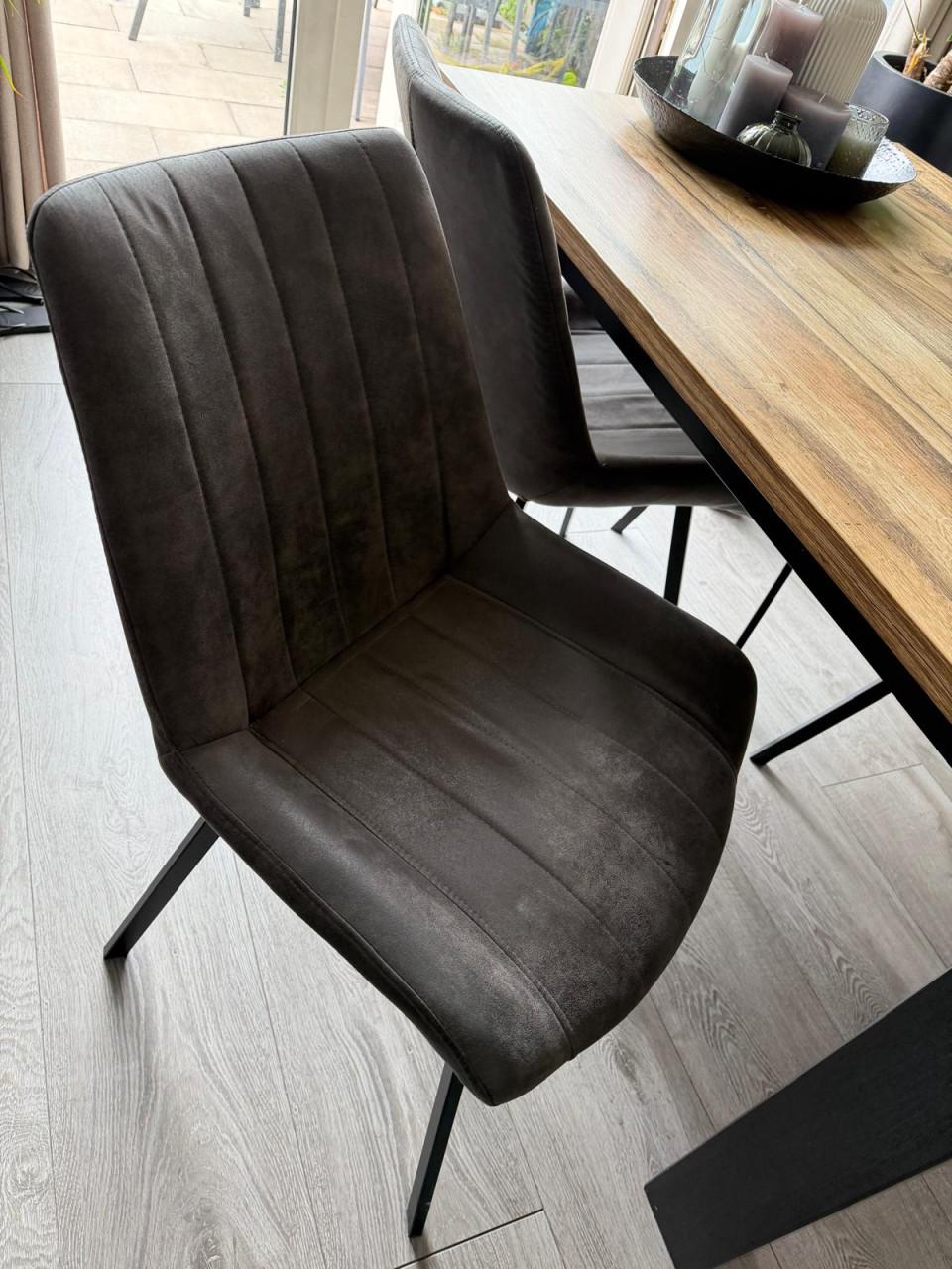 Eettafel en stoelen