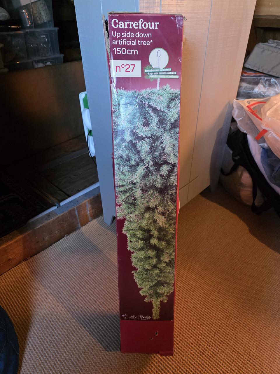 Op zijn kop hangende kunst kerstboom