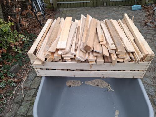 Kaphoutje te koop en zak met klijne houtblokjes te koop