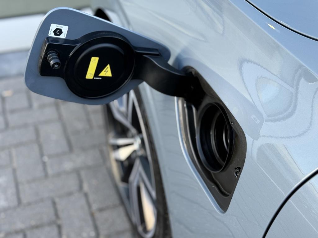 Volvo V60 t6 398pk recharge r-design| panodak| adap.cruise| 360camera| sty