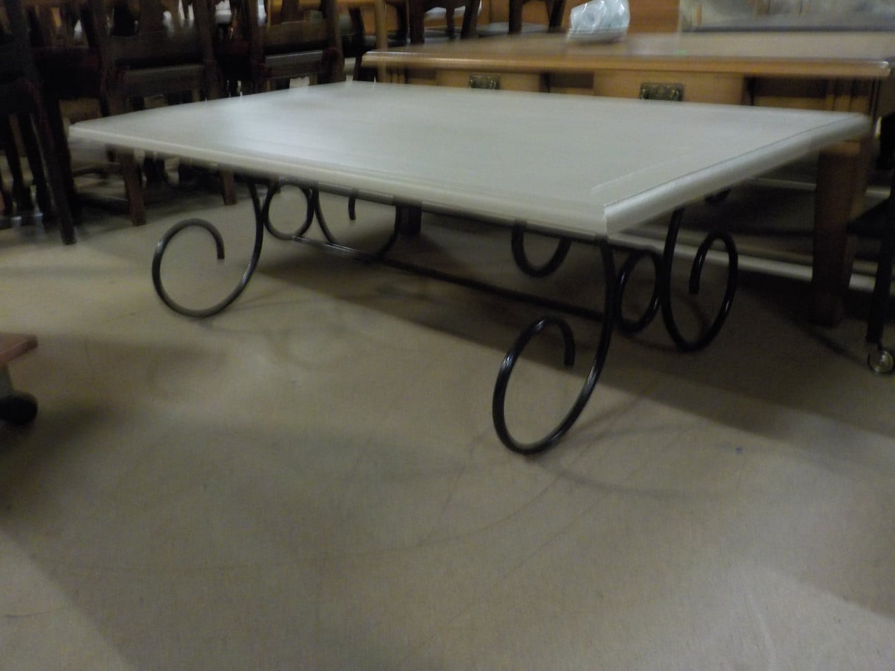 Mooie kwaliteit salontafel met mooi onderstel in zeer goede staat 75 x 130